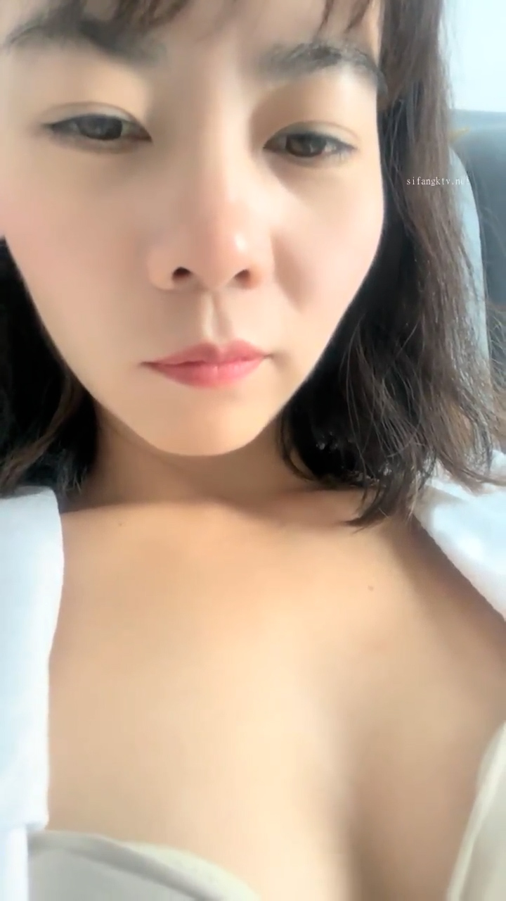 [直播] 离异少妇 【单亲少妇】 炎热的夏天 到野外小溪游泳 到处撒尿 村里人都没发现 玩得真是刺激  3-xj